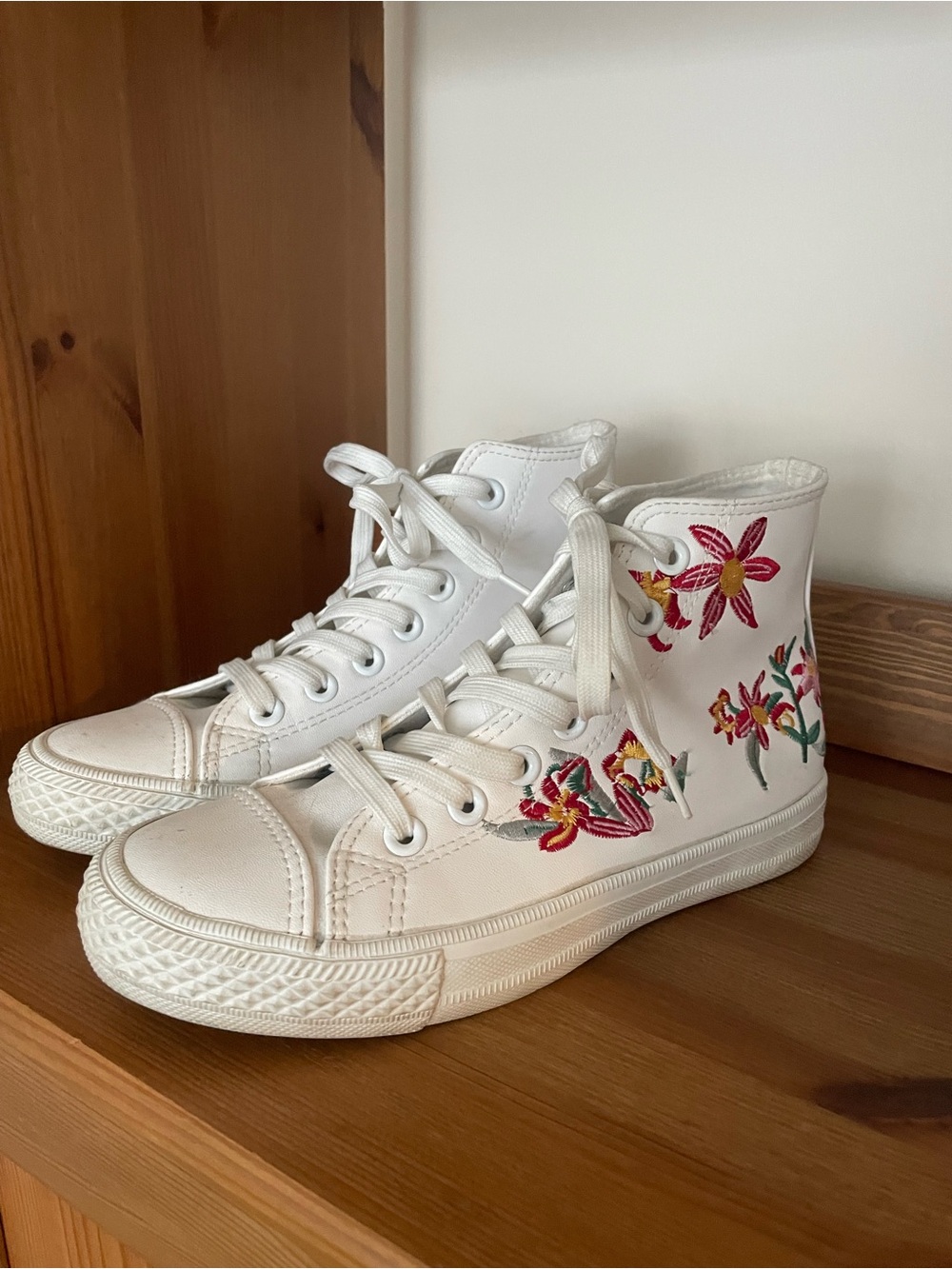 Coura White High-Top Sneakers with red, Pink and Yellow Floral Embroidery 🪡  💐